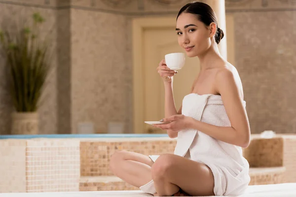 Beautiful Woman Towel Drinking Coffee Looking Camera — Stock Photo, Image