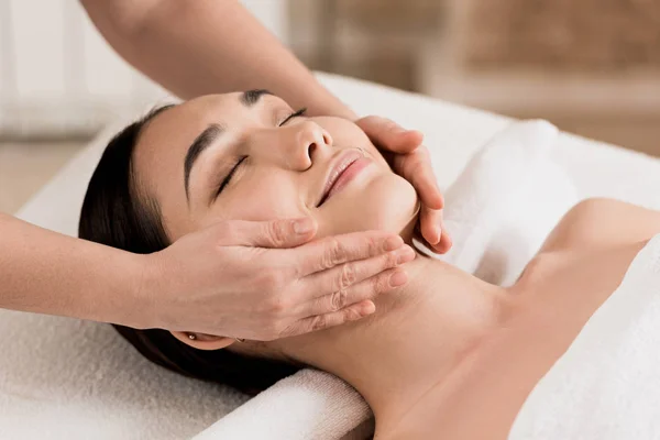 Vrouw Krijgt Gezicht Massage Met Gesloten Ogen Spa — Stockfoto