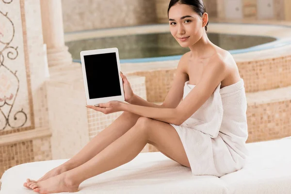 Красивая Азиатская Женщина Полотенце Держит Цифровой Планшет Чистым Экраном Спа — стоковое фото