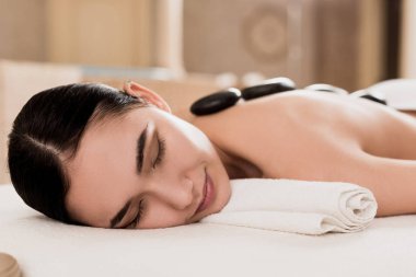 seçici odak olan çekici kadın taş masaj spa adlı Başlarken 