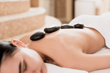 kadın taş masaj spa adlı almak kırpılmış görünümünü 