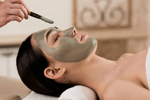 Side View Beautician Applying Clay Mask Woman Face — Stock Photo, Image