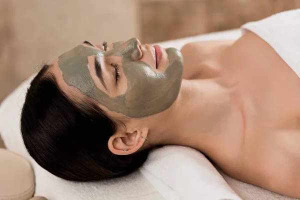 Schöne Asiatische Frau Liegend Mit Tonmaske Auf Gesicht Spa — Stockfoto