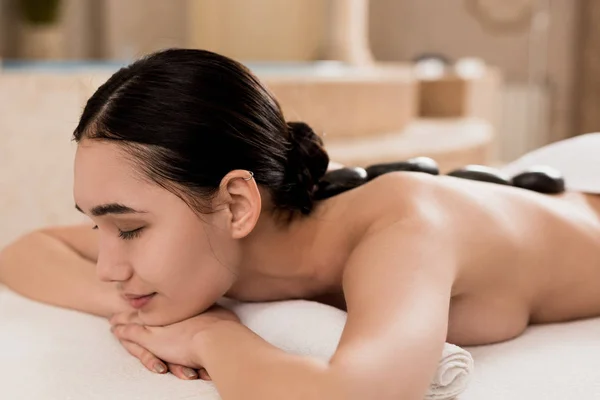 Bella Donna Ottenere Massaggio Pietra Sul Lettino Massaggio Centro Benessere — Foto Stock