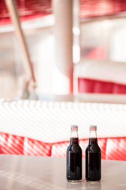 seçici odak yanında da soda tablo kopya alanı ile cam şişe 