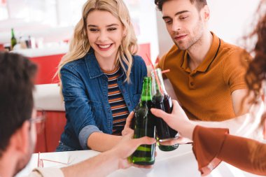 gülümseyen seçici odak ve çekici arkadaşları ile soda ve bira kafede tezahürat 
