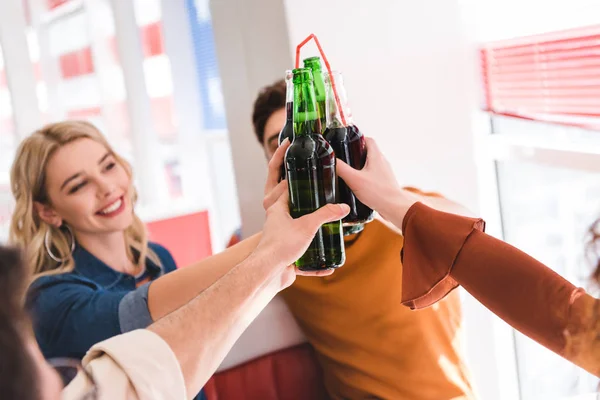 Selektiv Fokus För Glasflaskor Med Läsk Och Innehav Vänner — Stockfoto