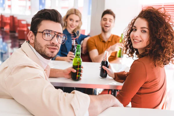 Selektivt Fokus Leende Vänner Håller Glasflaskor Med Läsk Och Och — Stockfoto