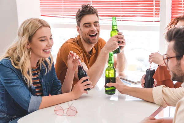 Úsměvem Přátelé Drží Skleněných Lahví Limonádu Pivo Mluví Kavárně — Stock fotografie