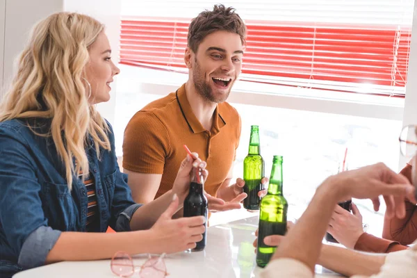 Amigos Sonrientes Sosteniendo Botellas Vidrio Con Bebida Hablando Cafetería — Foto de Stock