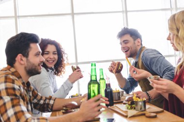 yemek ve café'de konuşan yakışıklı ve güzel arkadaşlar 