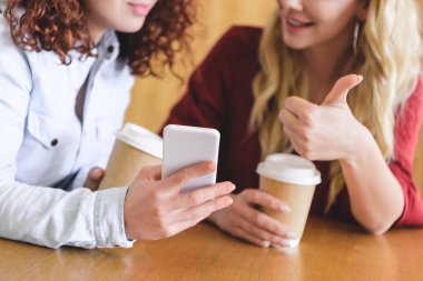holding kağıt bardak ve smartphone kadınların seçici odak 