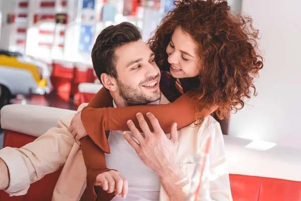 Bela Mulher Bonito Homem Abraçando Olhando Para Outro — Fotografia de Stock