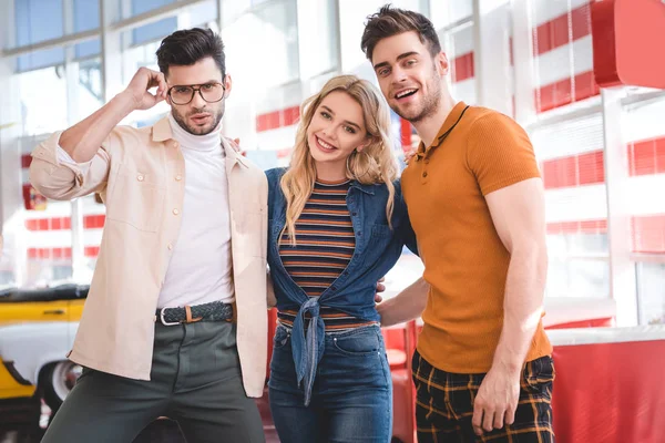 Sorridente Belos Bonitos Amigos Abraçando Olhando Para Câmera — Fotografia de Stock