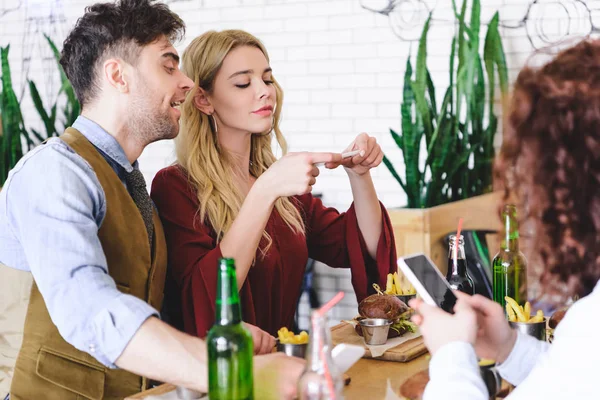 Selective Focus Friends Taking Photo Burger Smartphone Cafe — Stock Photo, Image