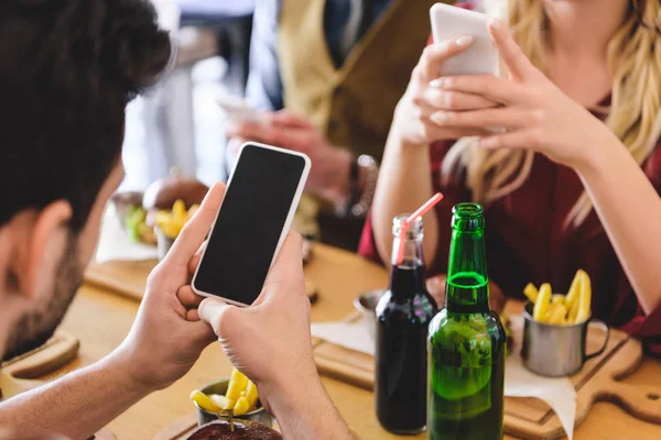 Fokus Selektif Dari Teman Teman Menggunakan Smartphone Dengan Ruang Kopi — Stok Foto