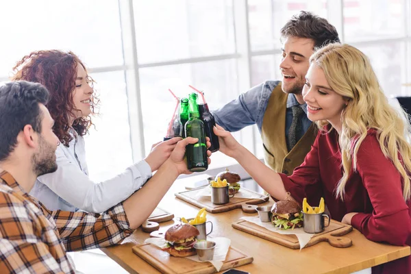 Schöne Und Attraktive Freunde Die Mit Glasflaschen Jubeln Und Café — Stockfoto