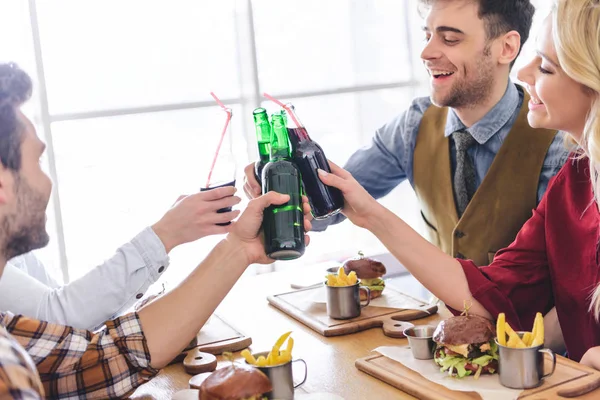 Stilig Och Vacker Vänner Jublar Med Glasflaskor Och Leende Café — Stockfoto