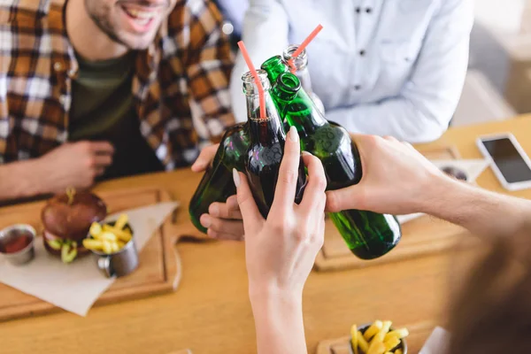 Selektiver Fokus Von Glasflaschen Mit Getränkehaltung Durch Freunde — Stockfoto