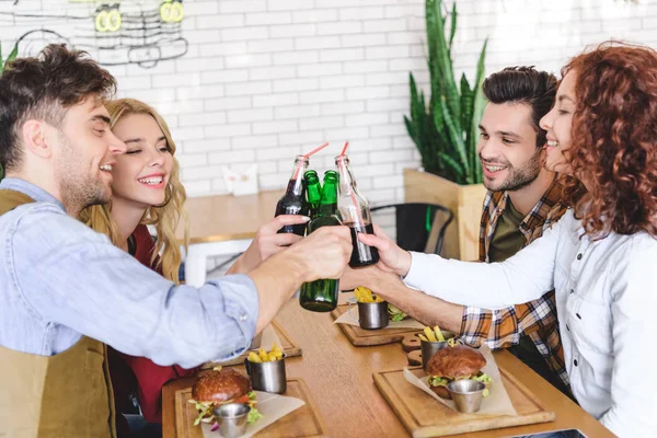 Guapos Hermosos Amigos Animando Con Botellas Vidrio Cafetería — Foto de Stock