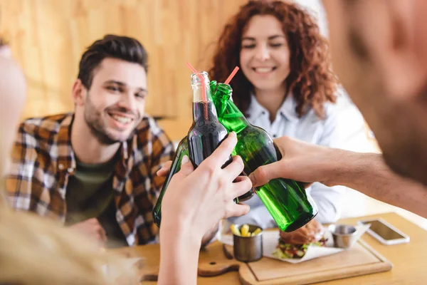 Selektiv Fokus För Glasflaskor Med Dryck Innehav Vänner — Stockfoto