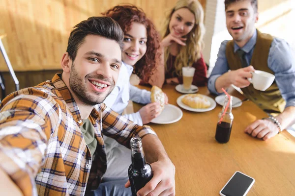 Enfoque Selectivo Guapos Hermosos Amigos Sonriendo Mirando Cámara Cafetería — Foto de Stock