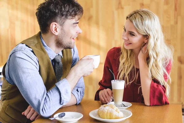 Beau Couple Tenant Des Tasses Café Regardant — Photo