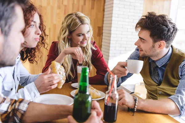 Enfoque Selectivo Amigos Guapos Hermosos Hablando Sonriendo Comiendo Bebiendo Cafetería — Foto de Stock
