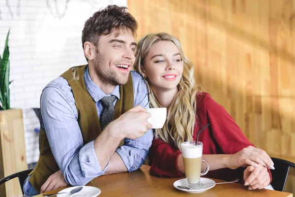 Belo Sorrindo Casal Bebendo Café Olhando Para Longe — Fotografia de Stock