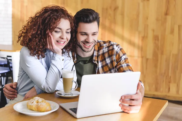 Schöne Frau Und Schöner Mann Umarmen Und Benutzen Laptop Café — Stockfoto