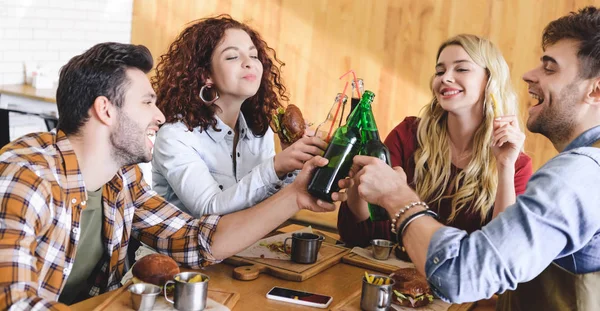 Guapos Hermosos Amigos Sonriendo Animando Con Botellas Vidrio Cafetería — Foto de Stock