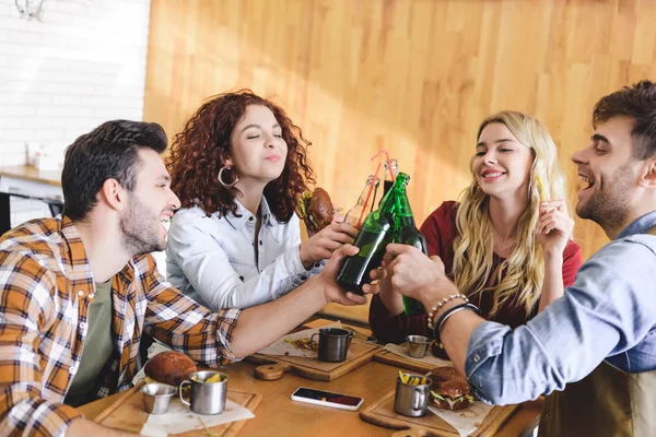 Schöne Und Attraktive Freunde Die Mit Glasflaschen Café Lächeln Und — Stockfoto