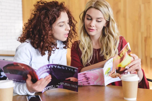 Mujeres Hermosas Sonrientes Leyendo Revistas Hablando Cafetería — Foto de Stock