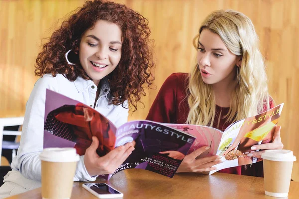 Mujeres Atractivas Sonrientes Leyendo Revistas Hablando Cafetería — Foto de Stock