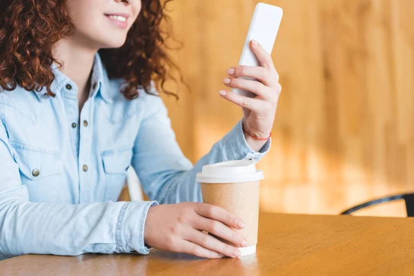 Vista Recortada Mujer Sosteniendo Una Taza Papel Usando Teléfono Inteligente —  Fotos de Stock