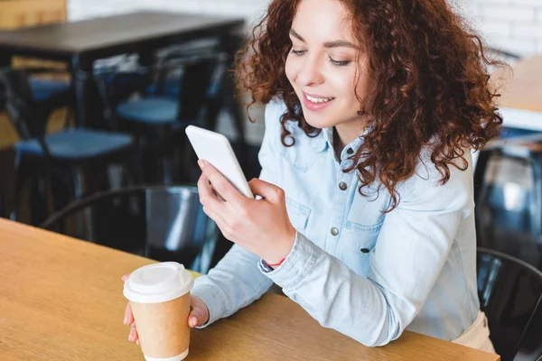 Aantrekkelijk Lachende Vrouw Papier Beker Houden Het Gebruik Van Smartphone — Stockfoto