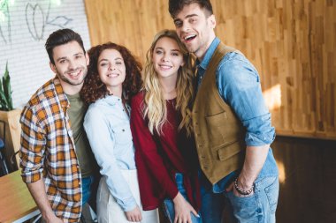 sarılma ve kameraya bakarak gülümseyen, güzel ve yakışıklı arkadaş 