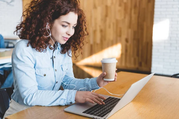 Beautiful Smiling Woman Earphones Holding Paper Cup Using Laptop — Stock Photo, Image