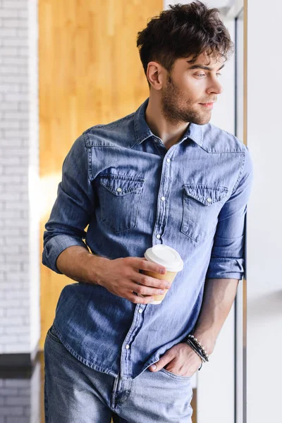 Przystojny Mężczyzna Stojący Trzymając Kubek Papierowy Kawiarni — Zdjęcie stockowe