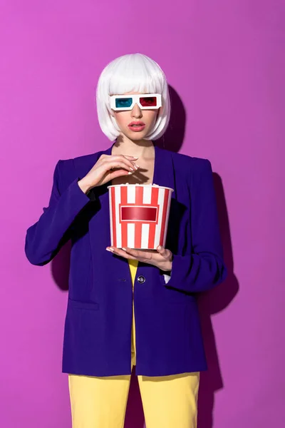 Stylowej Kobiety Peruce Okulary Jedzenie Popcorn Fioletowym Tle — Zdjęcie stockowe