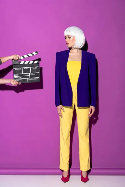 Полный Вид Молодой Женщины Белом Парике Стоящей Фиолетовом Фоне — стоковое фото