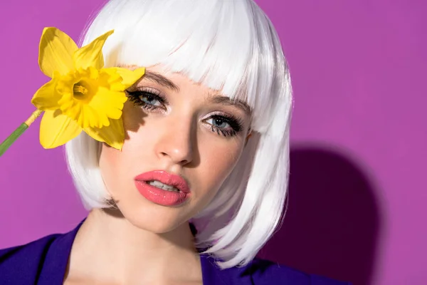 Sensuelle Jeune Femme Perruque Blanche Avec Fleur Sur Fond Violet — Photo