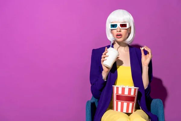 Mujer Con Estilo Gafas Comer Palomitas Maíz Beber Soda Sobre — Foto de Stock