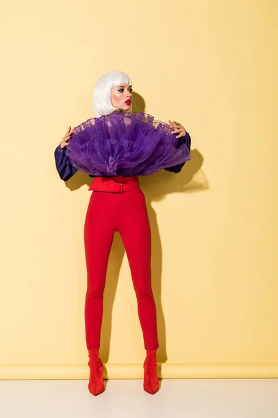 Fille Mode Pantalon Rouge Regardant Loin Sur Fond Jaune — Photo