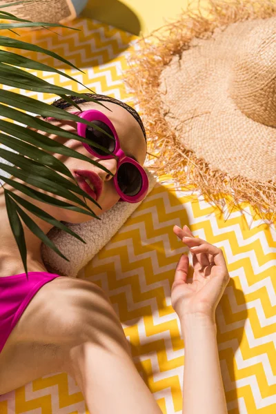 Relaxado Jovem Mulher Óculos Sol Deitado Sobre Toalha Amarela — Fotografia de Stock