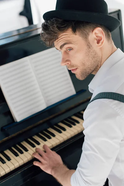 Enfoque Selectivo Pianista Guapo Ropa Elegante Tocando Piano Casa — Foto de Stock