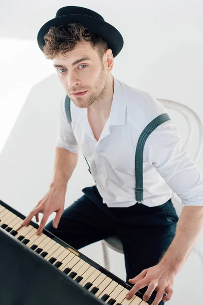 Beyaz Gömlek Siyah Şapka Piyano Rüya Gibi Piyanist — Stok fotoğraf