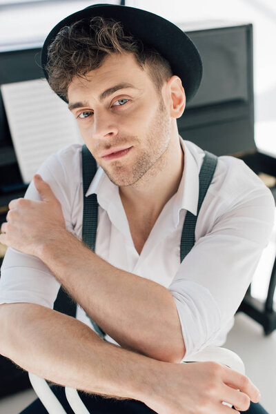 избирательный фокус вдумчивого музыканта, смотрящего в камеру
