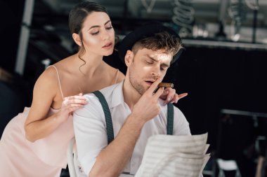 güzel balerin ciddi müzisyen müzik kitap sayfaları tutan kollamaya
