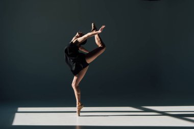 Güneş ışığında dans güzel genç balerin 